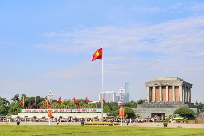Thành phố Hà Nội triển khai các phương án bảo đảm an ninh trật tự, vệ sinh môi trường khu vực Quảng trường Ba Đình để nhân dân và du khách đến tham quan và vào Lăng viếng Bác trong không khí trong lành. Ảnh sưu tầm