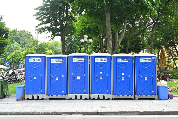 Nhà vệ sinh công cộng được tăng cường trên vỉa hè một số tuyến đường phục vụ nhân dân. Ảnh: Thanh Hồng