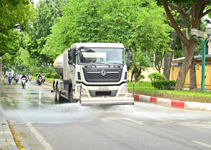 Xe phun nước rửa đường của URENCO làm sạch các tuyến phố xung quanh khu vực Quảng trường Ba Đình. Ảnh: Thanh Hồng
