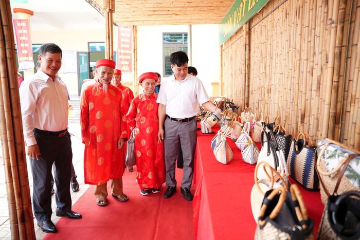 Lãnh đạo xã Hồng Vân thăm quan khu trưng bày sản phẩm truyền thống. Ảnh: Vũ Hậu.