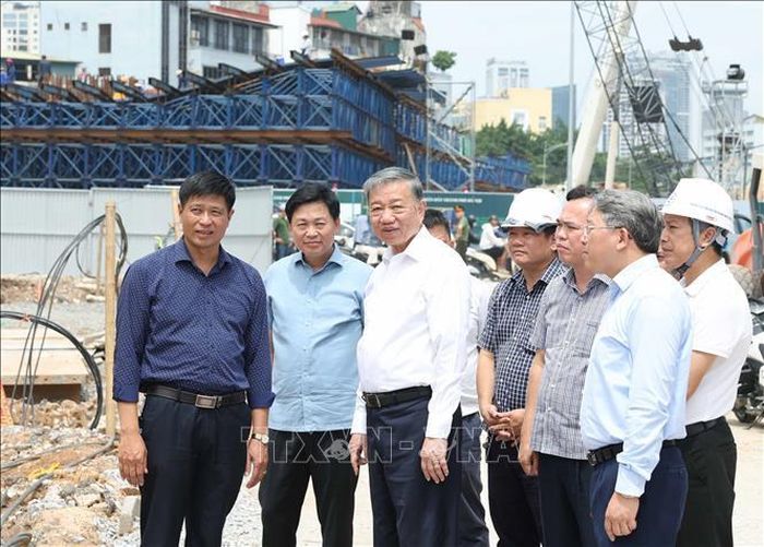 Tổng Bí thư, Chủ tịch nước Tô Lâm kiểm tra thực địa Dự án đầu tư xây dựng đường Vành đai 1 (đoạn Hoàng Cầu - Voi Phục). Ảnh: Thống Nhất/TTXVN