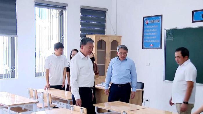 Tổng Bí thư, Chủ tịch nước Tô Lâm kiểm tra dự án Trường THPT Hoàng Quán Chi tại phường Yên Hòa. Ảnh: PV