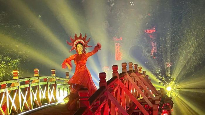 Tour đêm “Ngọc Sơn - đêm huyền bí” tại đền Ngọc Sơn. Ảnh: Nguyễn Thủy