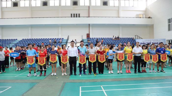 Ban tổ chức trao cờ lưu niệm cho các đội tham gia thi đấu. Ảnh: PV