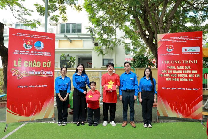 Bí thư Đoàn Thanh niên phường Đống Đa Nguyễn Mai Anh và Phó Bí thư phụ trách Đoàn Thanh niên các cơ quan Đảng thành phố Hà Nội Lê Phúc Hưng trao áo cờ đỏ sao vàng cho các em học sinh. Ảnh: PV.