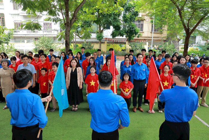 Các đại biểu, đoàn viên, thanh niên và học sinh thực hiện nghi lễ chào cờ "Tôi yêu Tổ quốc tôi" trang nghiêm. Ảnh: PV