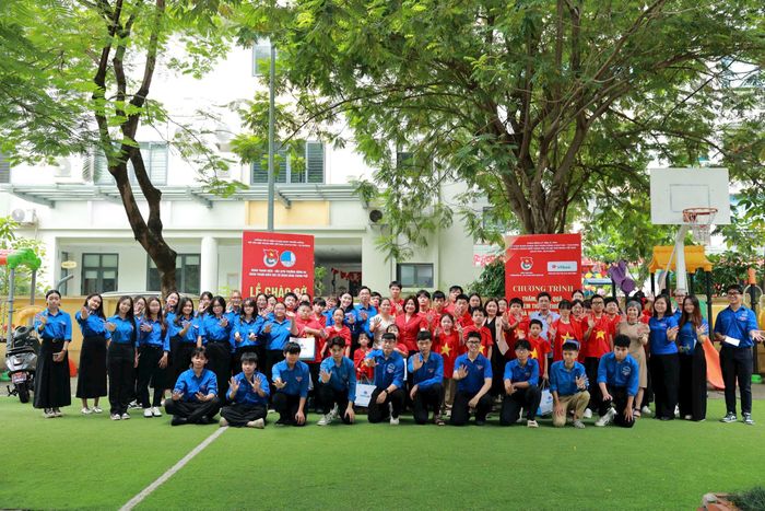 Đại biểu, đoàn viên thanh niên cùng các em học sinh thiếu nhi Nhà nuôi dưỡng Trẻ em Hữu nghị Đống Đa.Ảnh: PV