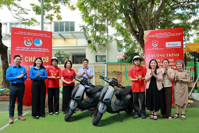 Ban Tổ chức trao 2 xe máy điện cho các em học sinh. Ảnh: PV