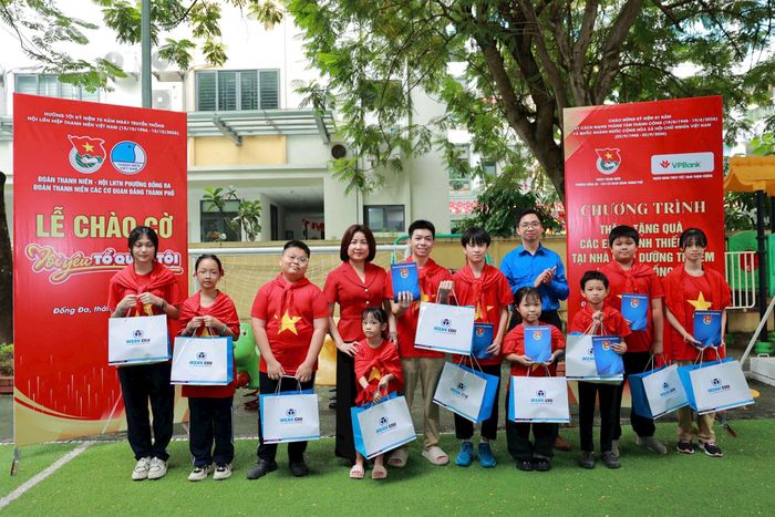 Phó Bí thư Đảng ủy các cơ quan Đảng thành phố Hà Nội Phạm Thị Nguyên Hạnh và Phó Bí thư phụ trách Đoàn Thanh niên các cơ quan Đảng thành phố Hà Nội Lê Phúc Hưng trao quà cho các em học sinh. Ảnh: PV.