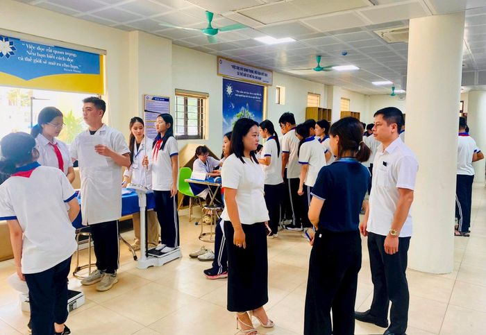 Phó Chủ tịch UBND phường Hoàng Mai Nguyễn Quỳnh Trang (thứ 3 từ phải sang) kiểm tra công tác khám sức khỏe học sinh Trường THCS Hoàng Mai. Ảnh: Trần Oanh.