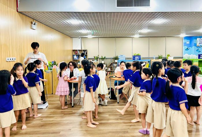 Học sinh Trường Tiểu học Hoàng Mai được khám sức khỏe miễn phí tại thư viện nhà trường. Ảnh: Trần Oanh.