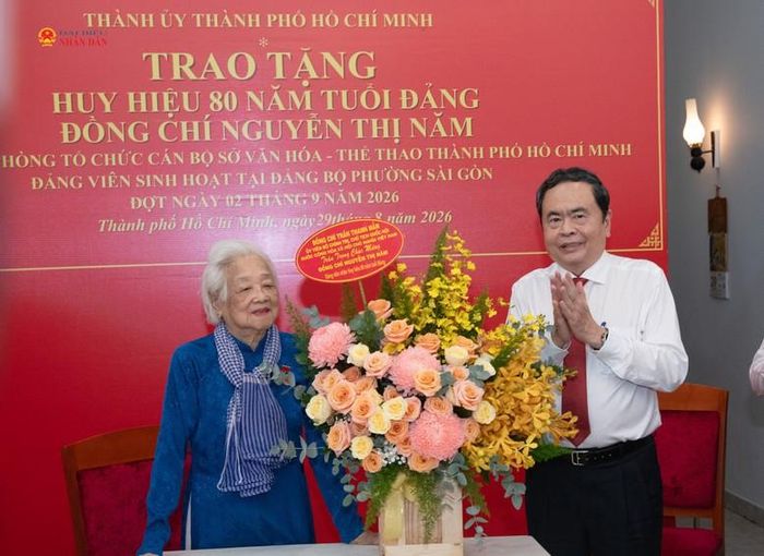 Chủ tịch Quốc hội Trần Thanh Mẫn trao tặng Huy hiệu 80 tuổi Đảng tại nhà riêng cho đồng chí Nguyễn Thị Năm. Ảnh: daibieunhandan.vn