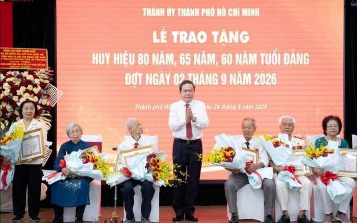Chủ tịch Quốc hội Trần Thanh Mẫn trao tặng Huy hiệu 65 năm, 60 năm tuổi Đảng cho các đảng viên thuộc Đảng bộ Thành phố Hồ Chí Minh. Ảnh: daibieunhandan.vn