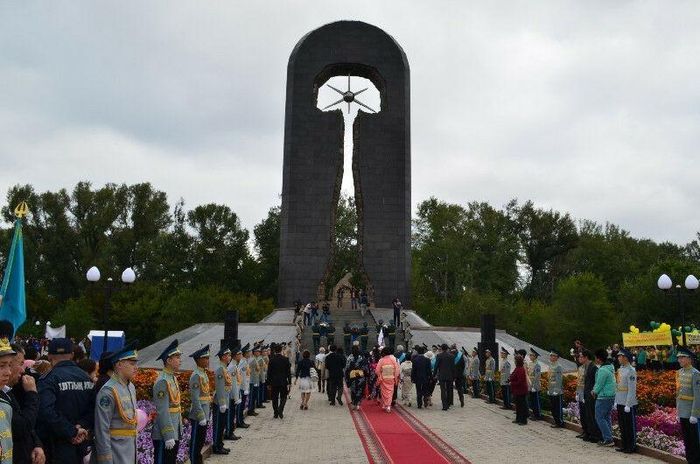 Tượng đài “Stronger Than Death” tưởng niệm các nạn nhân thử nghiệm hạt nhân tại Semey, Kazakhstan. Ảnh: Bộ ngoại giao Kazakhstan