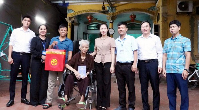 Phó Bí thư Đảng ủy, Chủ tịch UBND xã Đa Phúc Đỗ Thu Nga thăm, tặng quà người có công tại thôn Đức Hòa. Ảnh: Hồng Kỳ