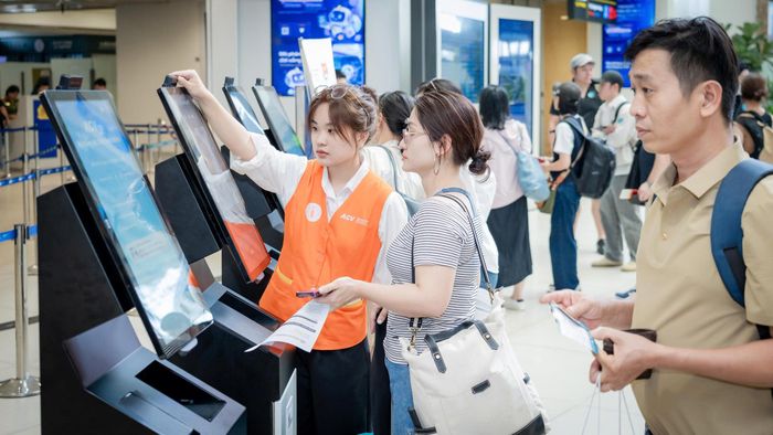 Công nghệ sinh trắc học tiếp tục được Nội Bài tăng cường sử dụng trong dịp cao điểm. Cảng bố trí 12 kios sinh trắc học tại 3 sảnh A, B và E, giúp hành khách thực hiện thủ tục bằng nhận diện khuôn mặt, hạn chế thời gian xếp hàng tại quầy truyền thống.
