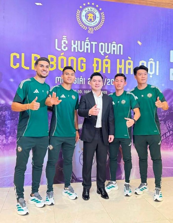 Chủ tịch Đỗ Vinh Quang và các cầu thủ Hà Nội FC.