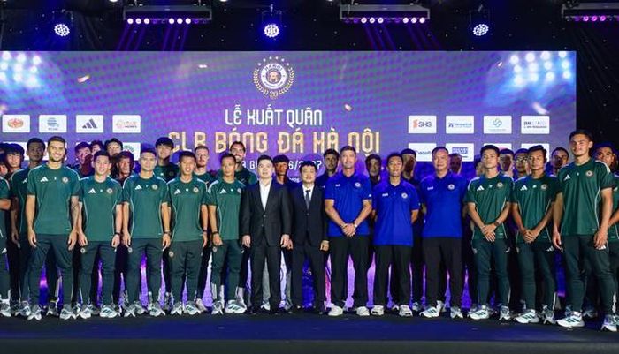 Dàn cầu thủ Hà Nội FC tại Lễ xuất quân mùa giải 2026/27.