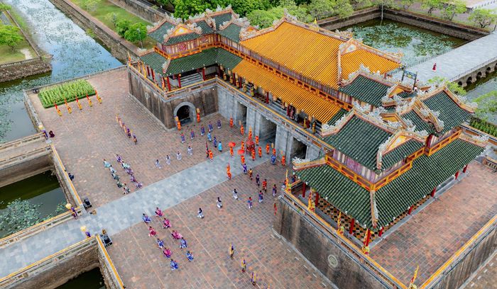 Chương trình tái hiện lễ Truyền Lô dưới triều Nguyễn. Ảnh: Đình Hoàng.