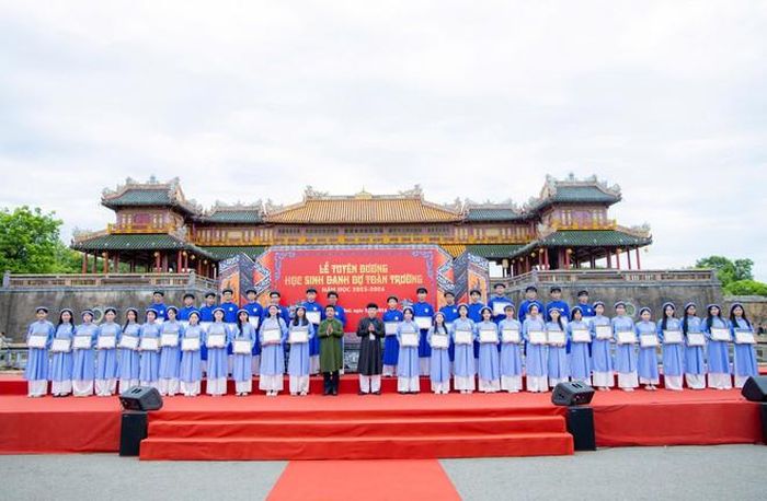 Lễ tuyên dương "Học sinh danh dự toàn trường". Ảnh: Đình Hoàng.