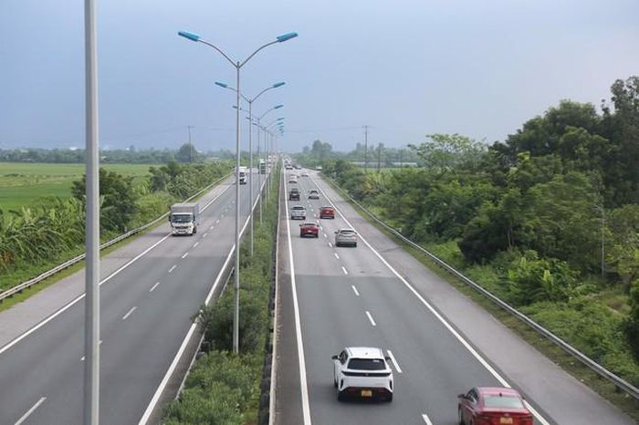 Trong sáng 29/8, lực lượng CSGT làm nhiệm vụ trên các tuyến cao tốc đã kiểm tra, xác minh và lập biên bản 6 trường hợp vi phạm, trong đó có 4 trường hợp liên quan đến hành vi không giữ khoảng cách an toàn.