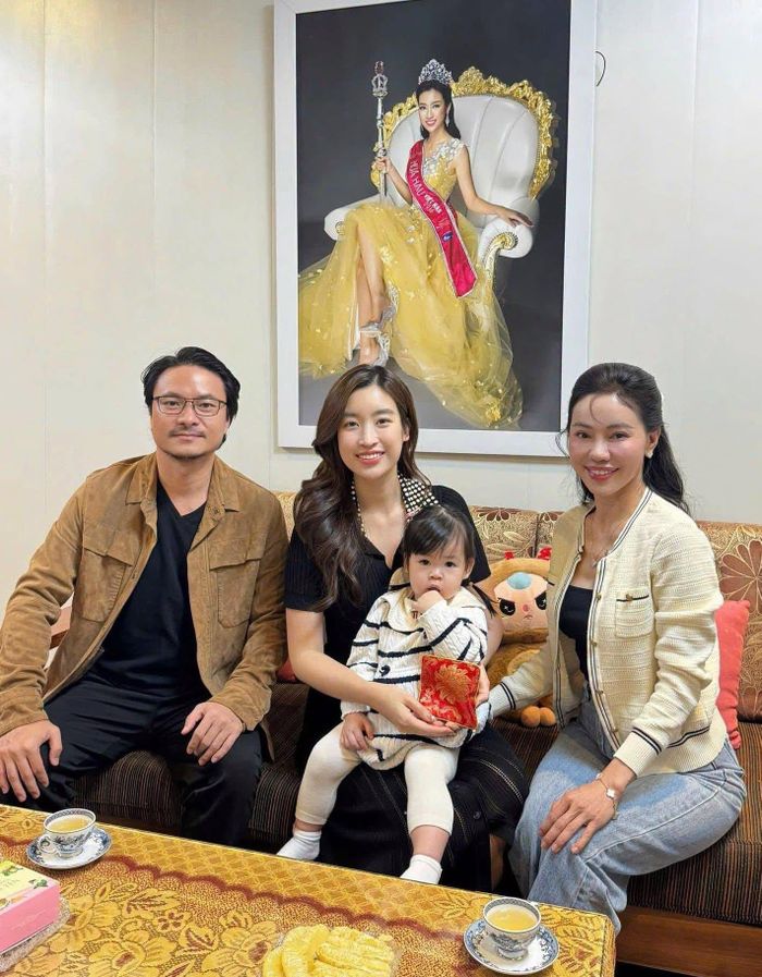 Cũng nhân ngày đặc biệt này, "bà trùm hoa hậu" Phạm Kim Dung cũng đã viết tâm thư, nhắc lại hành trình đồng hành với Đỗ Mỹ Linh từ những ngày đầu bước vào showbiz cho đến khi cô trưởng thành, lập gia đình và đặc biệt hé lộ nàng hậu đã trở thành mẹ của 2 em bé đáng yêu.