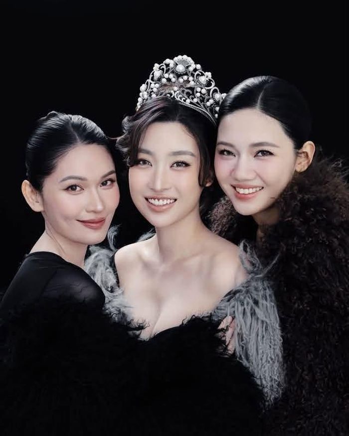 Top 3 Hoa hậu Việt Nam 2016 sau 10 năm đều đã thay đổi. “10 năm thanh xuân khép lại, cũng là lúc mở ra một chương mới. Mong rằng 10 năm nữa, khi nhìn lại, Linh vẫn có thể mỉm cười và tự hào vì mình đã sống thật trọn vẹn, tử tế và không ngừng cố gắng”, Đỗ Mỹ Linh bộc bạch.