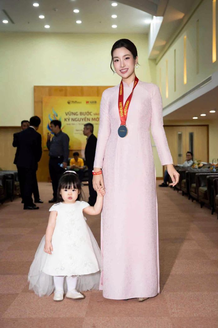 "10 năm thanh xuân, em đã trải qua biết bao nhiêu thay đổi quan trọng của cuộc đời. Từ một cô gái đăng quang Hoa hậu, rồi trưởng thành, lập gia đình và hôm nay đã là mẹ của hai em bé thật đáng yêu. Và điều chị thấy hạnh phúc nhất là trong từng chặng đường đó, chúng ta vẫn đi cùng nhau", chia sẻ của bà Phạm Kim Dung khiến fan thích thú sau những đồn đoán về việc Đỗ Mỹ Linh mới sinh con thứ hai.