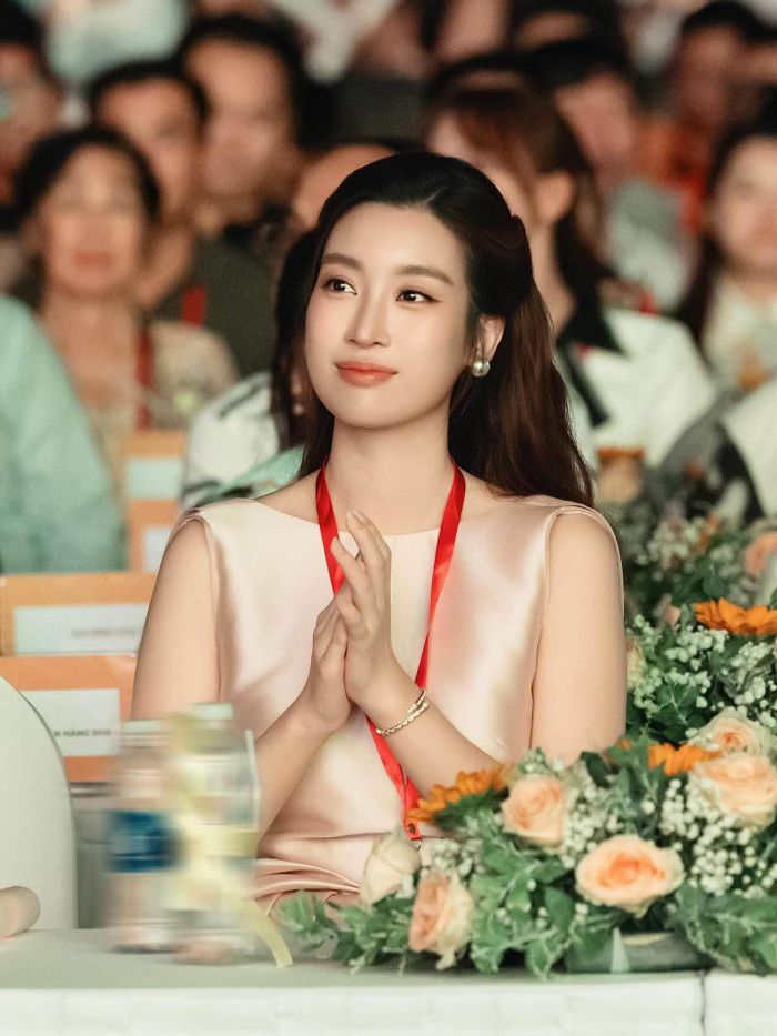 Sau khi có gia đình và làm mẹ, Đỗ Mỹ Linh dành nhiều thời gian hơn cho gia đình và dạy con. Dù hạn chế showbiz nhưng nàng hậu vẫn duy trì sức hút mỗi khi xuất hiện. Mới đây nhất, kỷ niệm 10 năm dấu ấn, Đỗ Mỹ Linh trở lại bản Cu Vai với “Gieo mầm tri thức": cải tạo lớp học theo mô hình STEAM, bổ sung thiết bị và dụng cụ học tập,... cho các em nhỏ nơi đây.