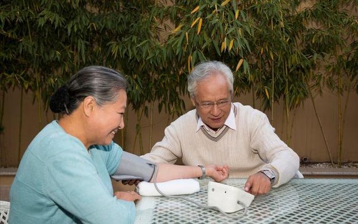 Lương hưu hàng tháng tuy khá cao nhưng phần lớn đã được ông bà dùng để hỗ trợ con. Ảnh minh họa