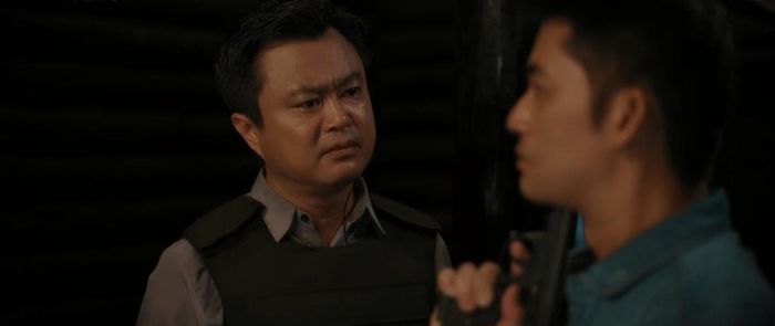Tân định tự sát nhưng đã dừng lại sau lời thuyết phục của thượng tá Trần Nam Châu. Ảnh VTV