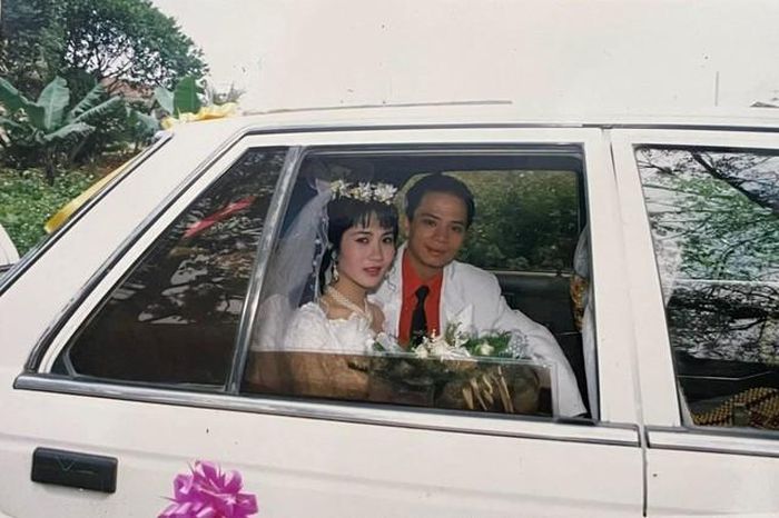 Sau 5 năm gắn bó từ thời sinh viên, họ kết hôn vào năm 1996.