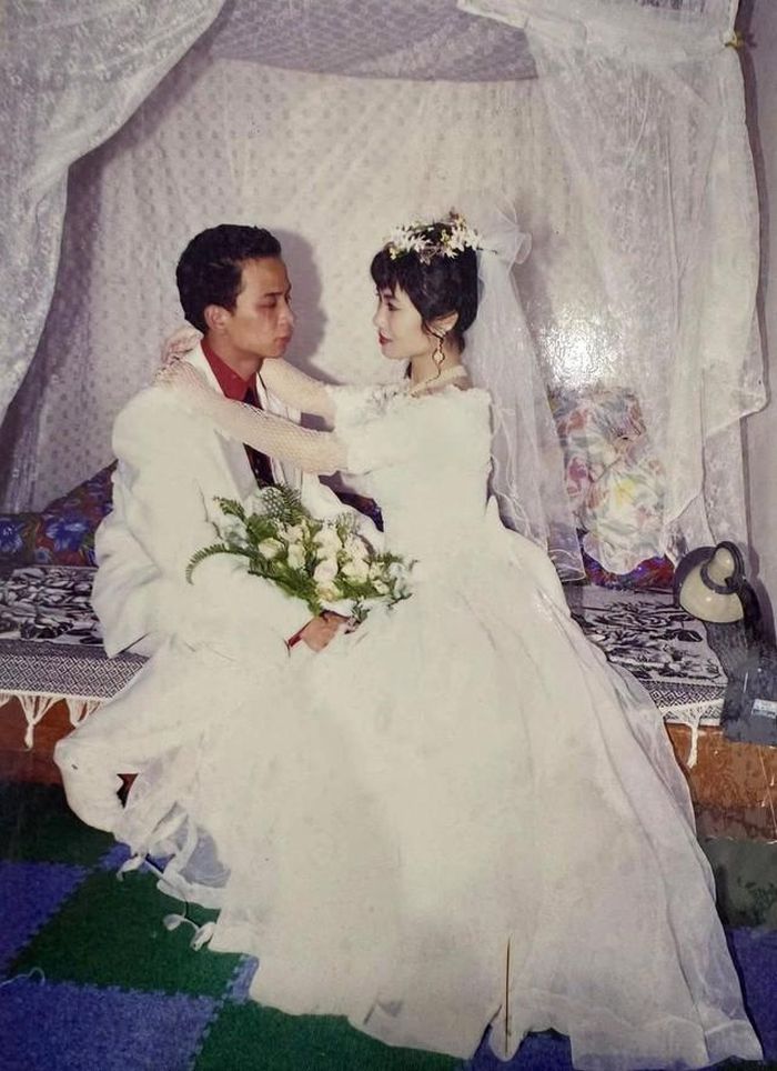 Nguyệt Hằng khi đó là cô gái Hà Nội dịu dàng, đảm nhận vai trò cán bộ lớp, còn Anh Tuấn lại là học sinh cá biệt có vẻ ngoài bụi bặm.