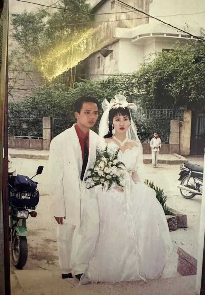 Xem loạt ảnh cưới từ 30 năm trước, nhiều khán giả không khỏi trầm trồ trước vẻ đẹp thanh tú của diễn viên Nguyệt Hằng. Hồi đó, Anh Tuấn cũng rất lãng tử, khác xa với những vai diễn có phần ngỗ ngược của anh hồi mới bước vào nghề.