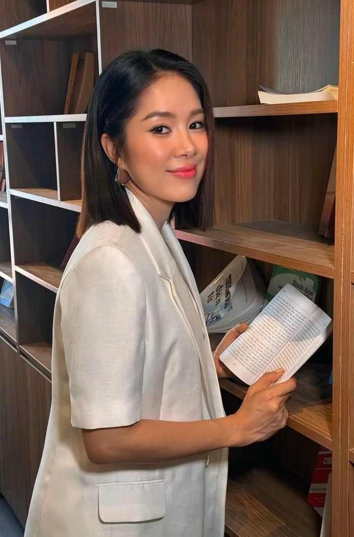 Lê Phương từng trải qua một lần đổ vỡ trước khi tìm thấy bến đỗ mới bên ca sĩ Trung Kiên. Khoảng cách tuổi tác từng khiến chuyện tình của cả hai nhận về không ít lời bàn luận, nhưng thay vì giải thích, họ chọn cách vun vén cho gia đình bằng chính cuộc sống của mình.