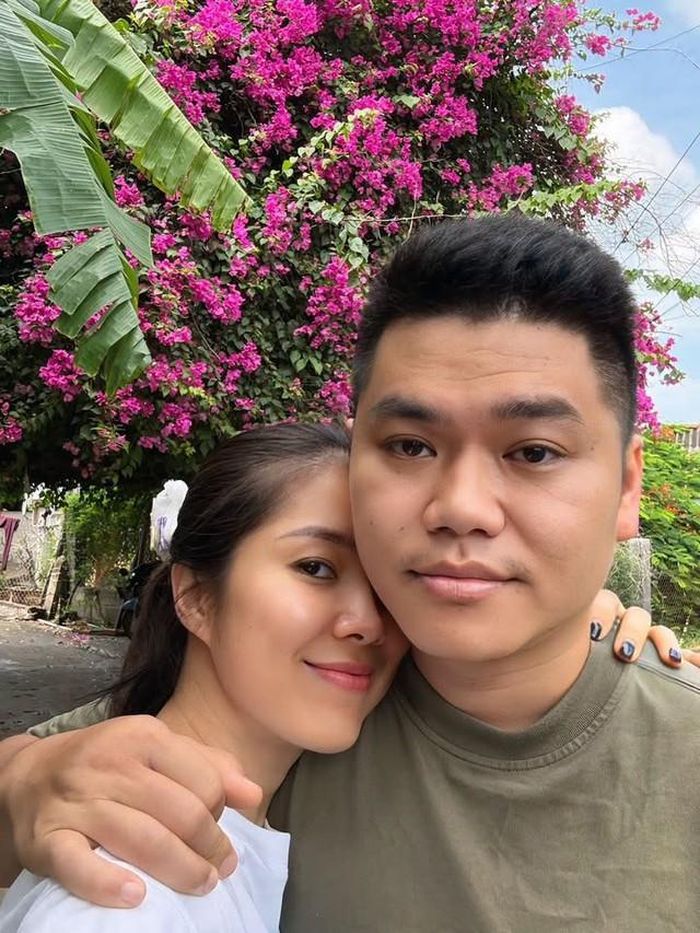 Gia đình Lê Phương cũng trở nên đủ đầy hơn khi cô và Trung Kiên có thêm con gái. Nữ diễn viên từng chia sẻ nhiều khoảnh khắc của các con trên mạng xã hội, từ những chuyến đi chơi, sinh hoạt gia đình đến những phút giây bình thường trong cuộc sống. Qua đó, người hâm mộ cảm nhận được một Lê Phương rất khác phía sau màn ảnh: giản dị, mềm mại và dành phần lớn sự quan tâm cho gia đình.