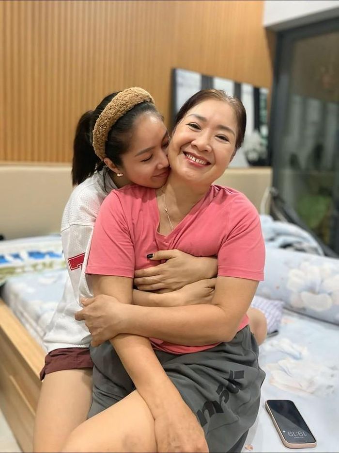 Lê Phương cũng bày tỏ lòng biết ơn đối với cha mẹ vì đã sinh thành, nuôi dưỡng và dạy dỗ cô nên người. Nữ diễn viên cũng gửi lời cảm ơn ông xã P- ca sĩ Trung Kiên vì đã mang đến cho cô một hiện tại vẹn tròn. 