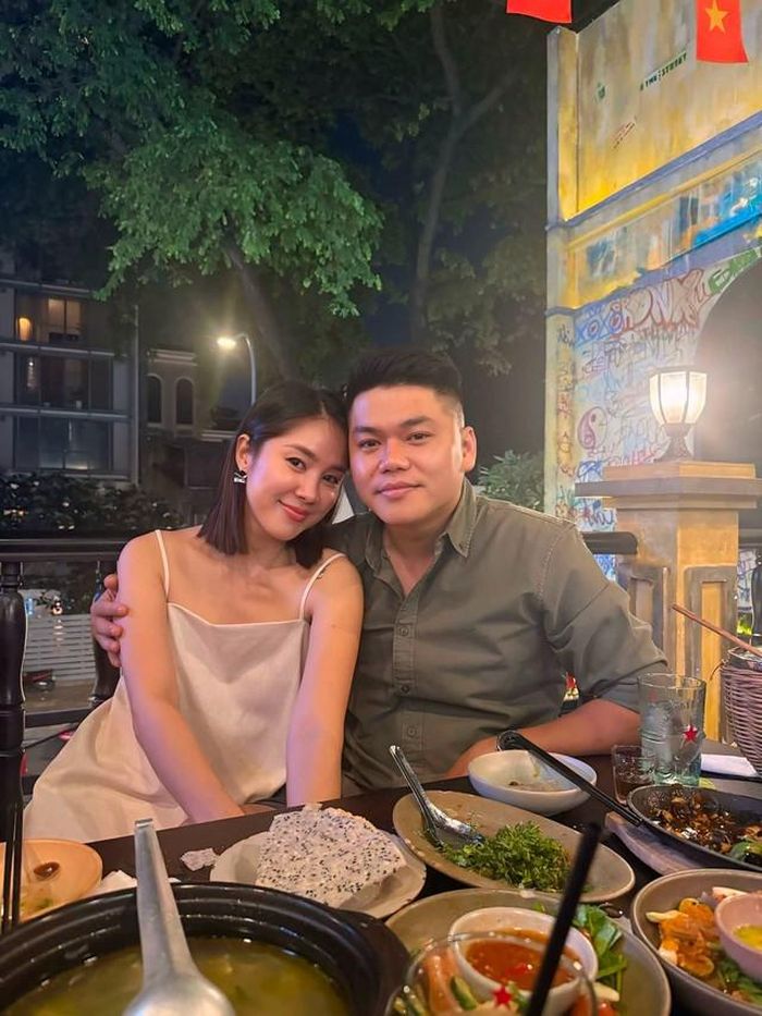 Điều khiến cuộc hôn nhân của Lê Phương được chú ý không nằm ở chuyện cô lấy chồng trẻ, mà ở cách cả hai đã cùng nhau bước qua những ồn ào thị phi ban đầu. Trung Kiên không cố gắng chứng minh bằng những điều lớn lao. Anh hiện diện trong cuộc sống của vợ bằng sự quan tâm đều đặn, còn Lê Phương cũng lựa chọn trân trọng người đàn ông đang cùng mình xây dựng mái ấm.