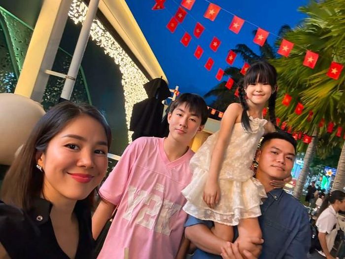 Theo thời gian, ca sĩ Trung Kiên ngày càng cho thấy anh là người đồng hành quan trọng với vợ. Không chỉ chia sẻ việc nhà, chăm sóc các con, nam ca sĩ còn thường xuyên xuất hiện bên Lê Phương trong những khoảnh khắc đời thường. Với nữ diễn viên, cảm giác được thấu hiểu và có người cùng mình gánh vác những vui buồn của cuộc sống có lẽ quan trọng hơn những lời ngọt ngào.