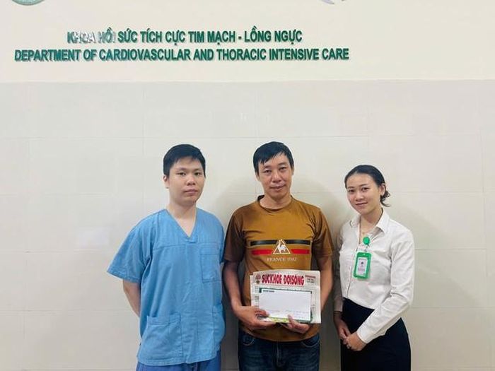 Anh Đinh Trung Kiên, con trai ông Nhâm nhận sự trợ giúp của bạn đọc Báo Sức khỏe và Đời sống