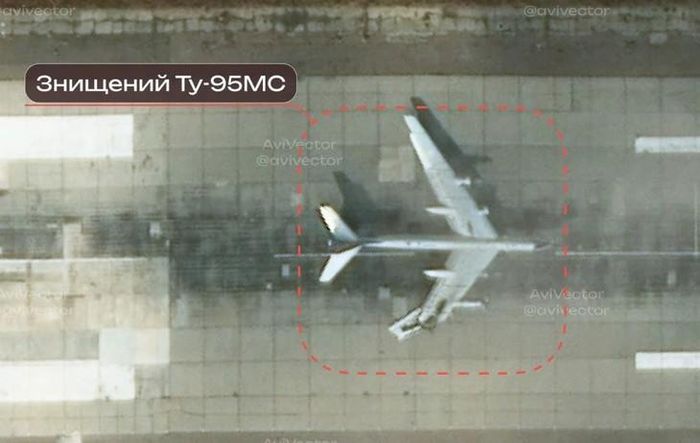 Máy bay ném bom Tu-95MS bị hư hại tại căn cứ không quân Engels-2, ngày 28/8. (Ảnh: AviVector)