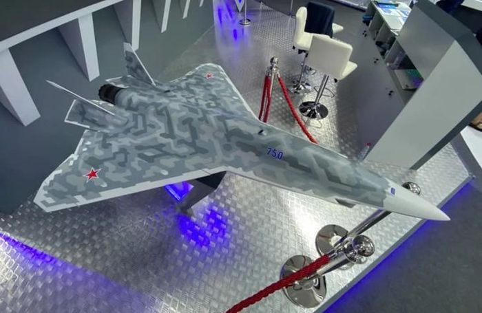 Mô hình UAV dựa trên khung gầm Su-57 tại Triển lãm Hàng không Dubai 2025. (Ảnh: Jamie Hunter)