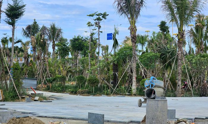 Trong đó, tuyến đường dạo chính dài khoảng 583m, tuyến đường dạo nhỏ phía trong dài khoảng 192m. Sân khấu có diện tích khoảng 148m², sử dụng sàn gỗ lim dày 5cm, phía trước bố trí các bậc ngồi bằng đá nguyên khối. Ảnh: H.D.