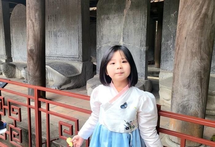 Du khách chụp ảnh ở Văn Miếu - Quốc Tử Giám. Ảnh: Quỳnh Mai.