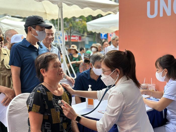 Khám sàng lọc ung thư phổi và bệnh không lây nhiễm. Ảnh: Thái Bình