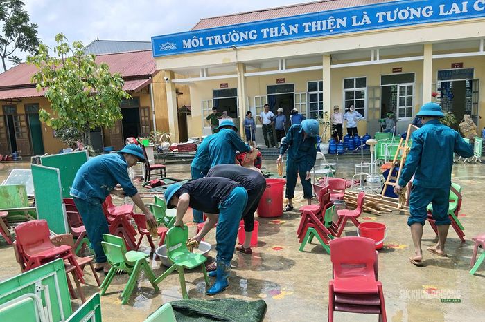 Các lực lượng phối hợp làm sạch khu vực ngập lụt. Ảnh: Hoàng Thuần