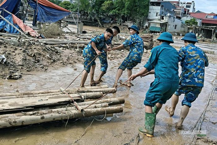 Bộ đội ra đa dọn bùn đất tại khu dân cư. Ảnh: Hoàng Thuần