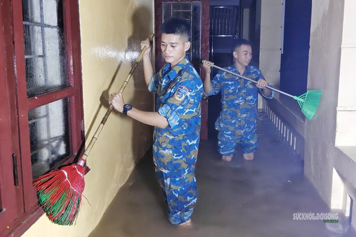 Chiến sĩ dọn bùn trong khu vực trường học. Ảnh: Hoàng Thuần