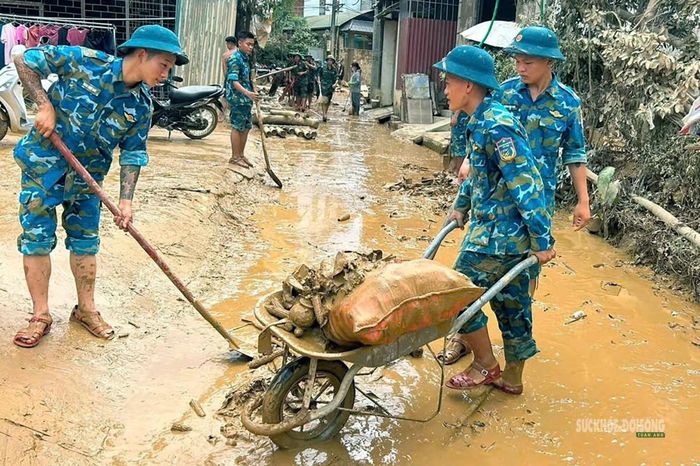 Bùn đất, rác thải được thu gom, vận chuyển khỏi đường dân sinh. Ảnh: Hoàng Thuần