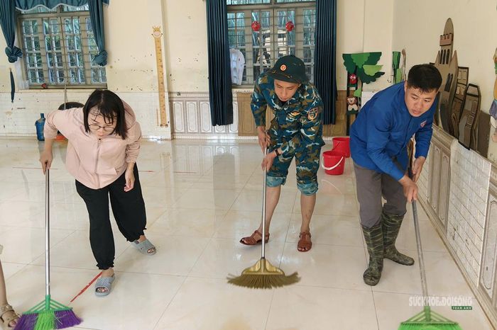 Bộ đội cùng các lực lượng vệ sinh phòng học. Ảnh: Hoàng Thuần